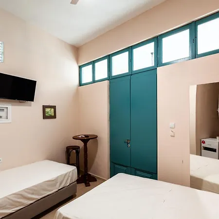 στούντιο στη στοά βαρβουτσή#9 * Kalamata